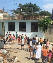 Fila di persone a Cuba in cerca di generi prima necessità