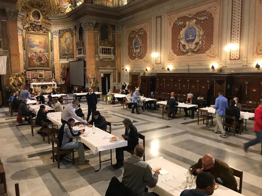 Mensa per i poveri in chiesa nel centro di Roma